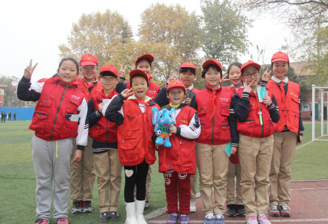 洛陽市澗西區東方第三小學小記者與河南校園足球吉祥物樂樂合影