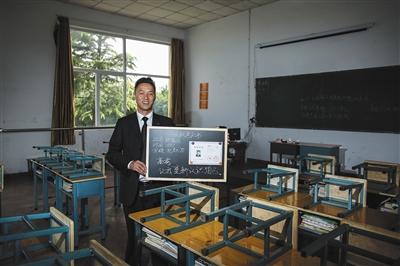 　張俊成，41歲，曾是北京大學的一名保安。1995年，通過成人高考，考上了北京大學法律系(?？?，被媒體稱為“北大保安高考第一人”，現為長治市一所中等職校的校長