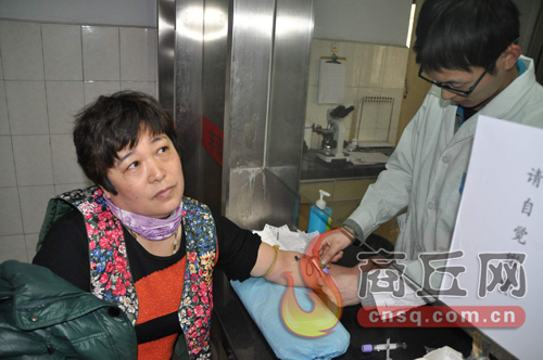 劉艷平的血樣和浙江省一位患者成功配型，1月15日下午3點，醫護人員正在為劉艷平再次抽取血樣
