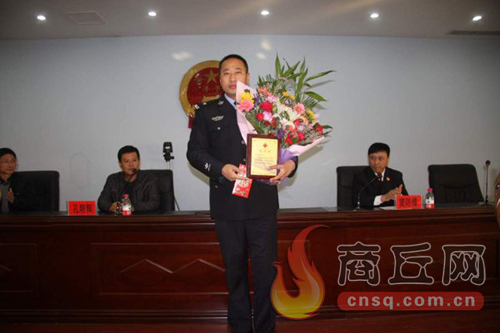 高兵雷是睢陽區檢察院一位檢察干警，在去鄭州捐獻造血干細胞時，他所在的單位為他組織了熱烈的歡送儀式