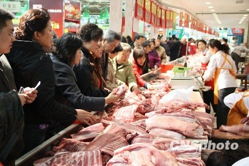 資料圖。1月份CPI等經(jīng)濟(jì)數(shù)據(jù)將于今天發(fā)布。多家機(jī)構(gòu)預(yù)計(jì)，受春節(jié)“錯(cuò)位”因素及豬肉價(jià)格回落影響，1月CPI同比漲幅在1.8%左右。從各機(jī)構(gòu)發(fā)布的報(bào)告來(lái)看，從2月開(kāi)始，CPI或?qū)⑦M(jìn)入新一輪上行周期。