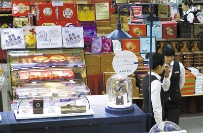 昨日，北京賽特購物中心，擺放出售的月餅禮盒，上千元的品種僅5種。新京報(bào)記者 王叔坤 攝