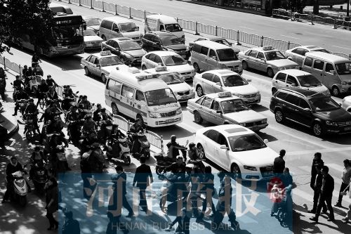 紫荊山路與商城路交叉口，見(jiàn)無(wú)車(chē)讓行，一輛救護(hù)車(chē)只好選擇右轉(zhuǎn)車(chē)道直行 記者 邱曉峰/攝