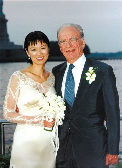 1999年6月，68歲的默多克與30歲的鄧文迪結婚。