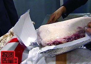 從旅客行李中查獲的走私牛肉。