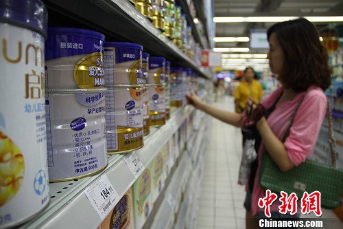 香港奶粉限購令3月生效 代購市場“聞風(fēng)漲價(jià)”