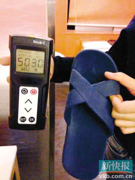 ■記者測試的嶺南佳園酒店膠拖鞋細(xì)菌總數(shù)高達(dá)5030RLUs。