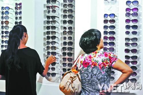 進入暑期之后，眼鏡市場迎來了學生的換鏡高峰