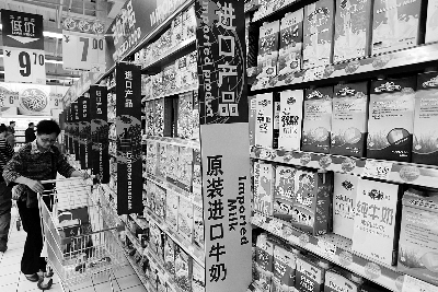 在通州某超市，進(jìn)口奶粉、純牛奶打出“原裝進(jìn)口”的招牌吸引消費(fèi)者購買 攝/法制晚報(bào)記者 黑克