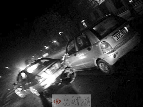 撞上出租車QQ才停下，兩車間還夾著一輛自行車。