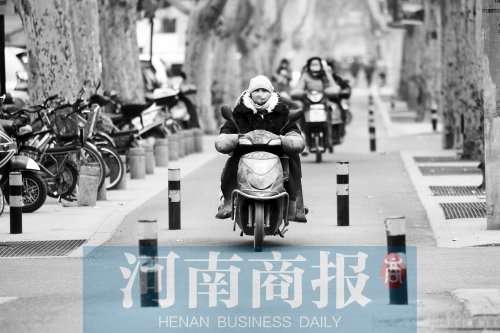 金水路防疫路附近，路樁間距很小，電動車經(jīng)過時(shí)要很小心才能避開