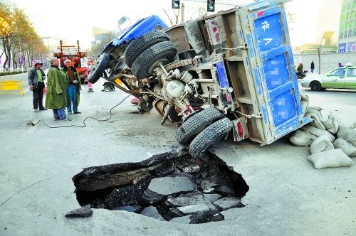 出事的卡車上，拉了十幾噸的水泥市民供圖
