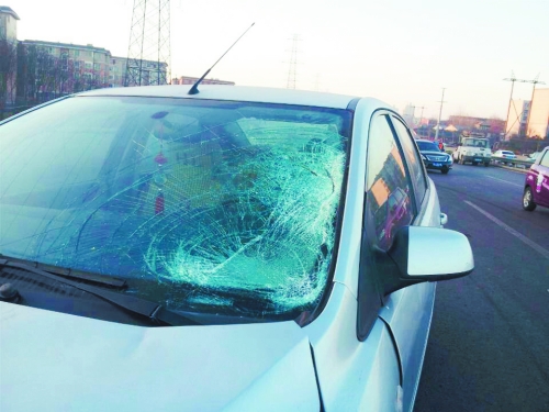 肇事轎車前擋風玻璃上，留著清晰的撞擊痕跡。