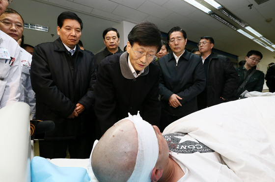中共中央政治局委員、中央政法委書記孟建柱率工作組2日晨5時30分抵達昆明。一下飛機,孟建柱就立即趕往