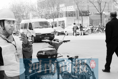  燃氣泄漏,消防員演習變實戰(zhàn)。而幾米外,有工作人員在抽煙
