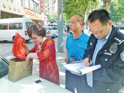 失主在清點、認領失物。