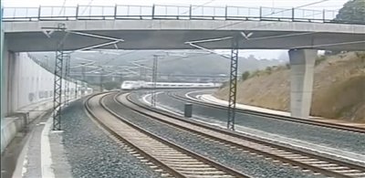 時速190公里的列車通過一個限速80公里的急轉(zhuǎn)彎。