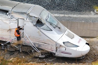 快速列車的車頭沒有受到太大損壞。