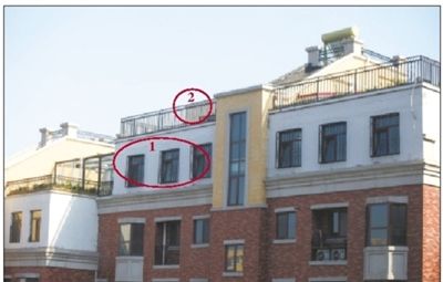 中海城香克林小區(qū),楊智家的樓頂上加蓋了兩層違建。其中北側(cè)露臺建成了一層灰白色的房屋(①)。在該違建頂部的東側(cè),又加蓋了一層面積較小的房屋(②)。新京報記者 韓萌 攝