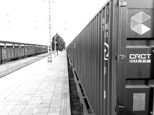 此次班列跟車工作人員@就著米飯吃面條發微博說：一路走來，每個停靠站的工作人員都在夸我們的集裝箱。