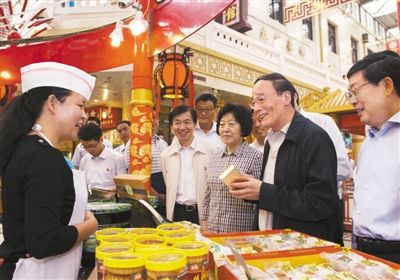9月6日，王岐山在天津南市食品街調(diào)研，在月餅柜臺(tái)前，詢問(wèn)中央關(guān)于中秋國(guó)慶嚴(yán)禁公款送禮的規(guī)定發(fā)布后的銷售情況。新華社記者 李學(xué)仁 攝