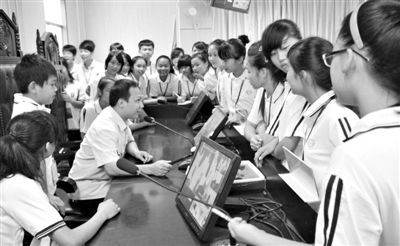 2013年5月30日，結合當前國內民眾普遍關注的“校長開房”、“強奸猥褻”等事件，廣西上思縣人民法院邀請中小學生到法院觀摩案件的庭審，提高他們的守法、維權意識。圖/IC