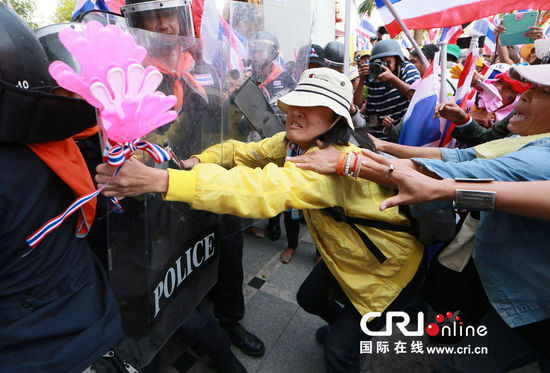 泰國示威者闖入特案廳 抗議其凍結(jié)反對(duì)派領(lǐng)導(dǎo)人賬戶