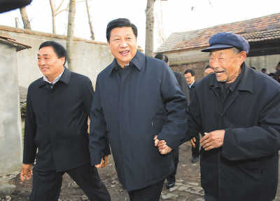 11月25日，習(xí)近平在地處沂蒙老區(qū)的臨沭縣曹莊鎮(zhèn)朱村，親切地拉著83歲的“老支前”王克昌的手。