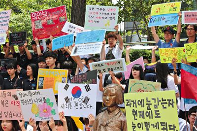 6月4日,韓國首爾,韓國慰安婦和民眾在日本駐韓大使館門前集會,要求日本政府承認并解決慰安婦問題。
