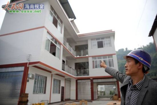 舒正山指著新房說：“我將喬遷宴席的豬肉分給村民吃，竟被大家誤傳是災后大魚大肉?！? width=