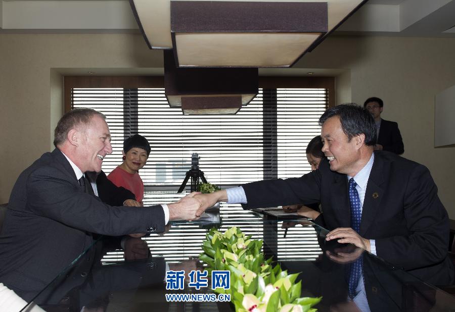 4月26日，國家文物局副局長(zhǎng)宋新潮代表中方向法國有關(guān)方面負(fù)責(zé)人表示感謝。當(dāng)日，法國皮諾家族在北京宣布