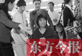 坐在輪椅上的，就是為兒子捐出肝、腎的母親潘大想