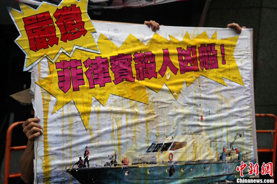 圖為一個抗議紙板蛋痕累累，持板人躲在紙板后面。中新社發 董會峰 攝