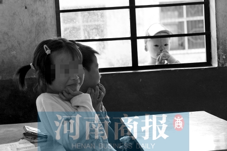她不止一次說想去上學(xué)，而更多的時候，她是站在教室外面，眼巴巴地看著里面的小朋友