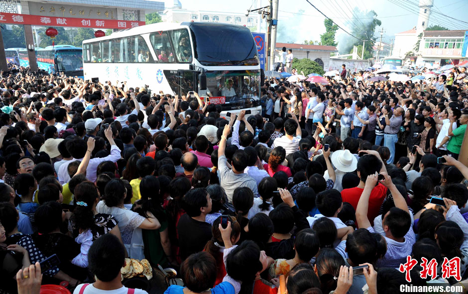 6月5日，一年一度的毛坦廠鎮“送考節”到來，70輛大巴車護送毛坦廠中學萬名考生安全赴考。