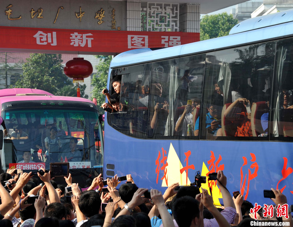6月5日，一年一度的毛坦廠鎮“送考節”到來，70輛大巴車護送毛坦廠中學萬名考生安全赴考。