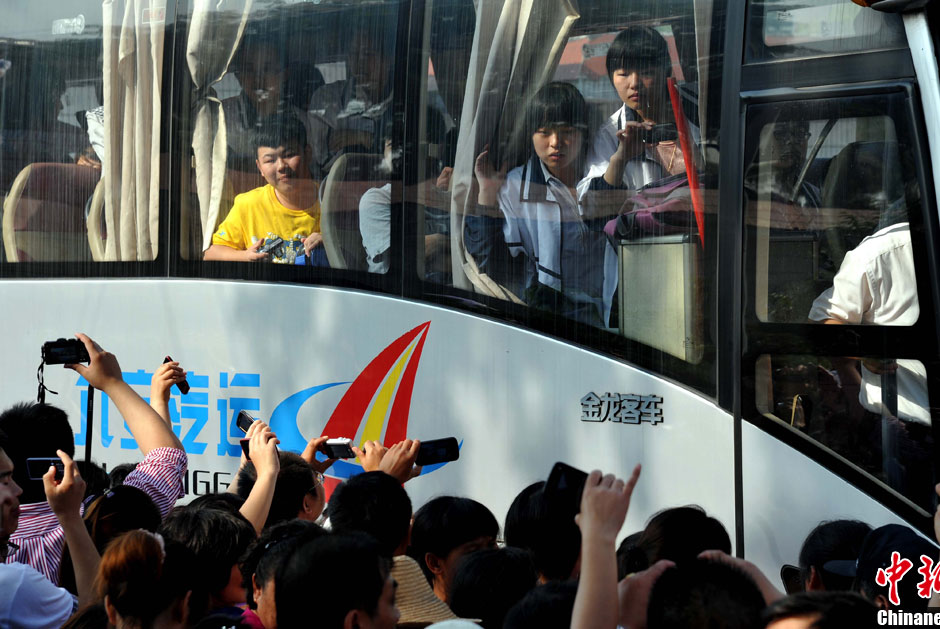 6月5日，一年一度的毛坦廠鎮“送考節”到來，70輛大巴車護送毛坦廠中學萬名考生安全赴考。