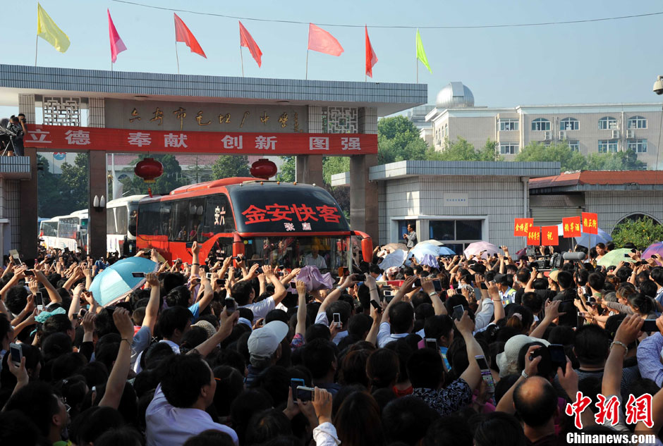 6月5日，一年一度的毛坦廠鎮“送考節”到來，70輛大巴車護送毛坦廠中學萬名考生安全赴考。