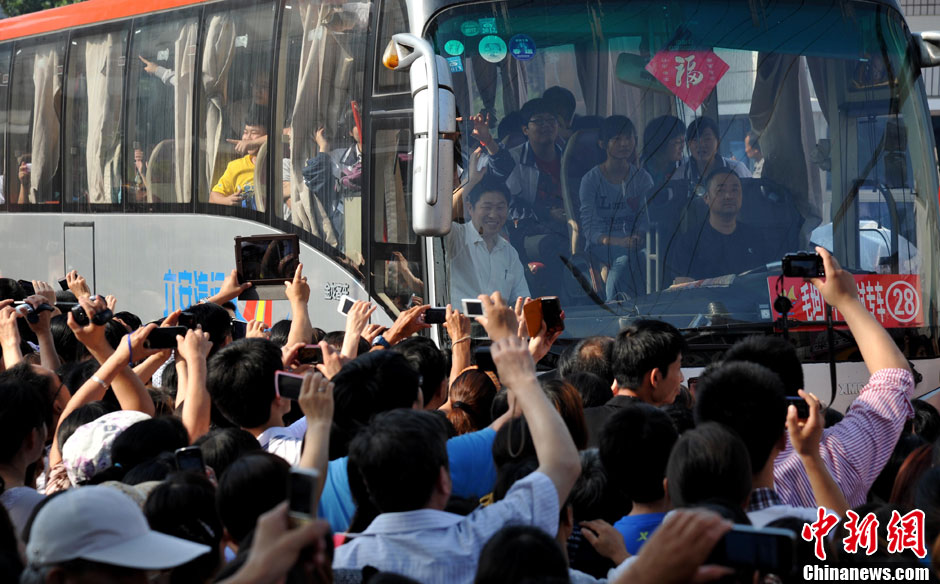 6月5日，一年一度的毛坦廠鎮“送考節”到來，70輛大巴車護送毛坦廠中學萬名考生安全赴考