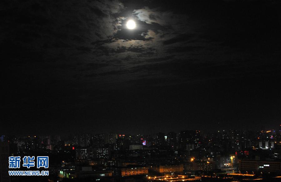 6月23日晚，一輪圓月高懸在海南省海口市上空。