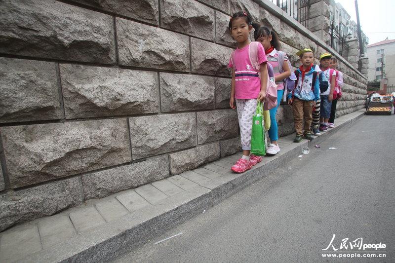2013年09月11日，濟南運署街上，小學生走史上“最窄人行道”上學。圖片來源：CFP