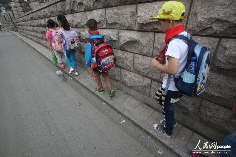 2013年09月11日，濟南運署街上，小學生走史上“最窄人行道”上學。