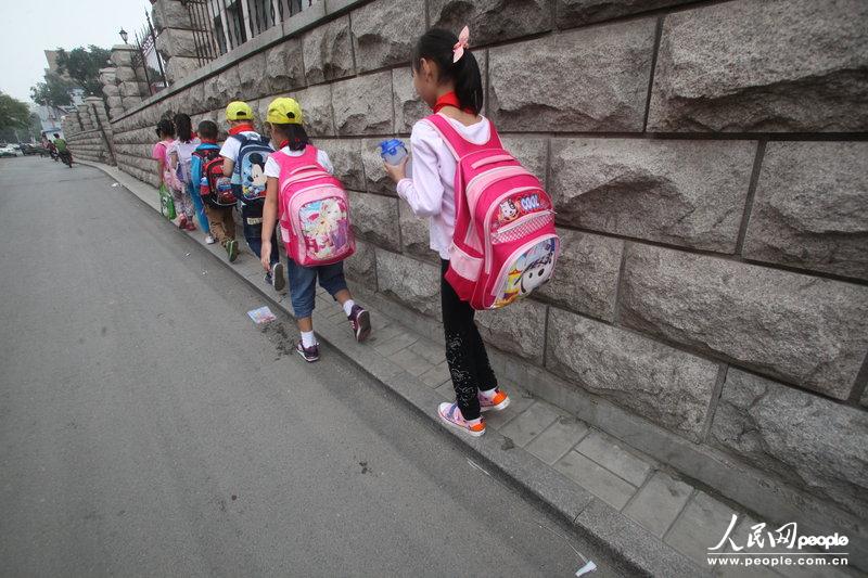 2013年09月11日，濟南運署街上，小學生走史上“最窄人行道”上學。
