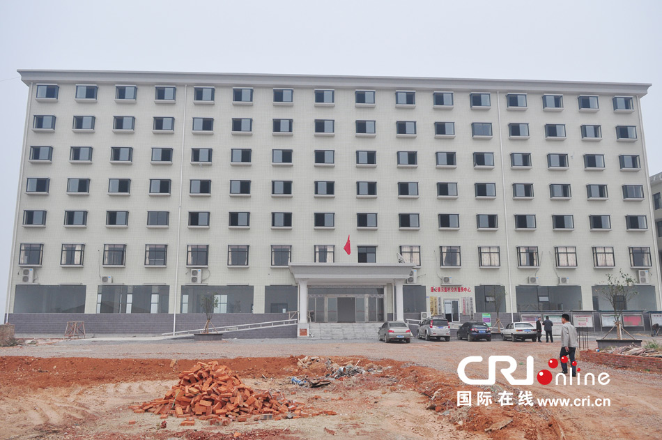 2013年10月21日，長沙云蓋村欠債千萬新建的豪華村部樓。
