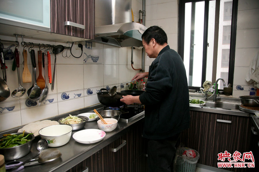 由于二老年齡也大了，于是姥姥的弟弟來住在家中幫忙照顧海龍