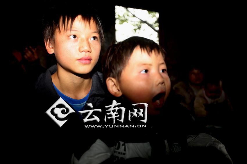 孩子認真地跟著袁老師讀拼音。徐弘毅 攝