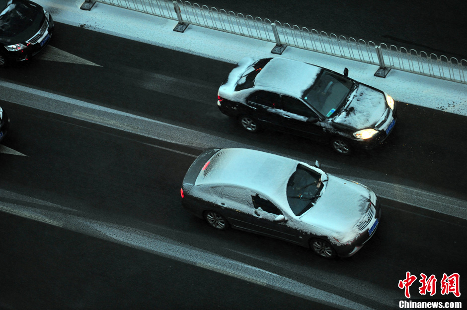 11月18日，沈陽街頭的汽車被積雪覆蓋。