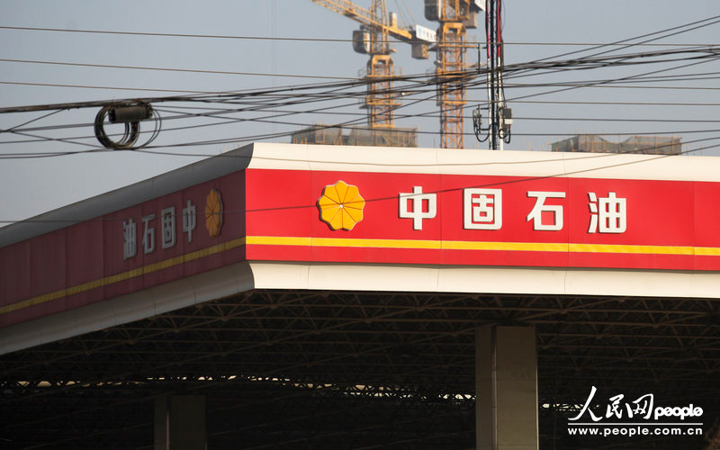 12月11日，西安市東三環(huán)北段，一名字為“中固石油”的加油站從遠(yuǎn)處看去和“中國石油”加油站十分相似。