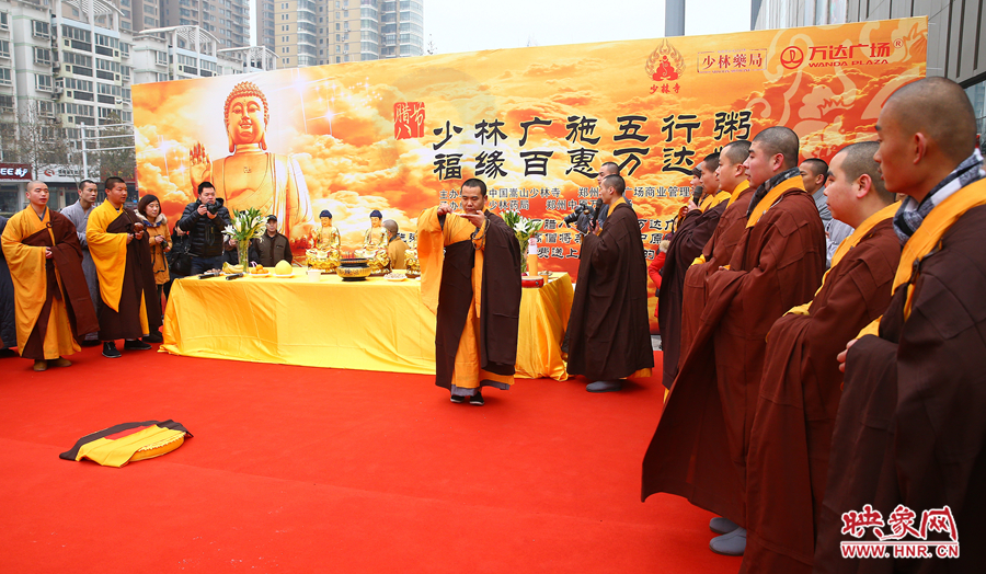 1月8日上午，鄭州市中原萬(wàn)達(dá)廣場(chǎng)上，少林寺的僧人們?yōu)榕D八節(jié)做法事施粥。