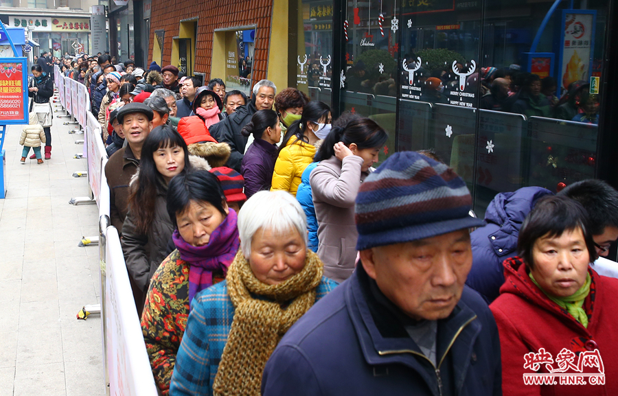 領(lǐng)粥的市民排起了長(zhǎng)隊(duì)，足有上千人。